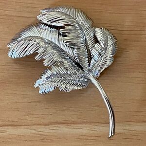 Silvertone Leaf Brooch Pin Feathered Palm Design